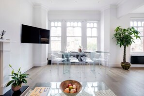 Dining - Modern and Bright Highgate Gem (London)