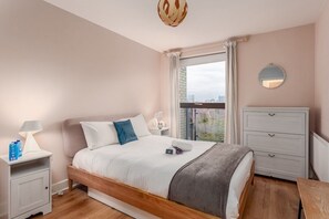 1 slaapkamer, een strijkplank/strijkijzer, internet, beddengoed