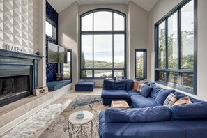 Smart TV, fireplace, video games, table football - 4800 Sq Ft Catskills Lake Mansion W/Hot Tub! (Hancock)