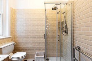 Bathtub, hair dryer, towels - Stunning Maida Vale Apartment (London)