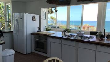 Geladeira, fogão, cooktop, cafeteira/chaleira