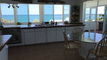 Geladeira, fogão, cooktop, cafeteira/chaleira