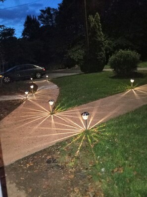 Property grounds - ENTIRE HOUSE, a PEACEFUL GETAWAY that's close to the Historical Biltmore House!! (Asheville)