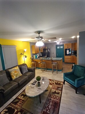 Smart TV, fireplace, stereo - ENTIRE HOUSE, a PEACEFUL GETAWAY that's close to the Historical Biltmore House!! (Asheville)