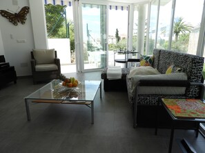 Una Smart TV, libros, un reproductor estéreo