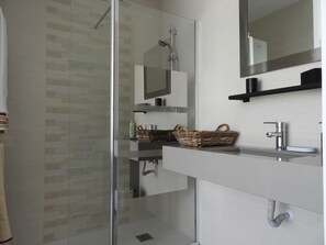 Douche, serviettes fournies, savon, shampooing