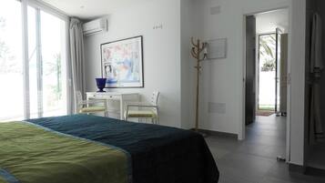 2 slaapkamers, een strijkplank/strijkijzer, reisbedje, gratis wifi