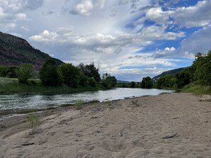 Una playa cerca, toallas de playa