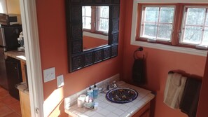Frigorífico, microondas, placa de cocina y cafetera o tetera
