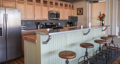 Vintage Condo - The Livingston House: Modern Luxury & Vintage Charm