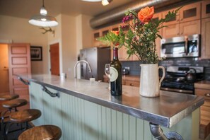 Fridge, microwave, oven, stovetop - Vintage Condo - The Livingston House: Modern Luxury & Vintage Charm (Livingston)
