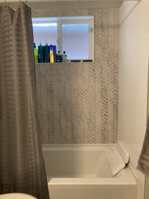 Duschwanne, Handtücher, Seife, Toilettenpapier