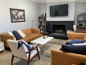 Älytelevisio, takka, kirjoja, ty öhuone