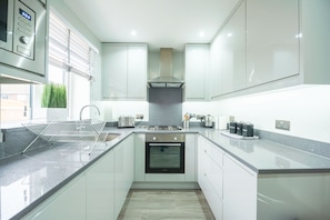 Luxury House, Private Bathroom (Up to 6 Guests) | Shared kitchen - Headley House (Reading)