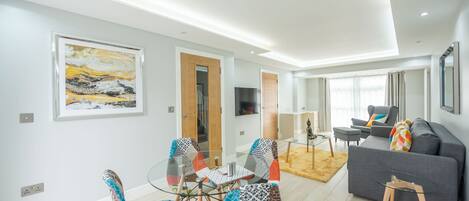 Luxury House, Private Bathroom (Up to 6 Guests) | Lounge