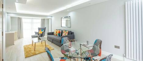 Luxury House, Private Bathroom (Up to 6 Guests) | Lounge