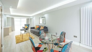 Luxury House, Private Bathroom (Up to 6 Guests) | Lounge - Headley House (Reading)