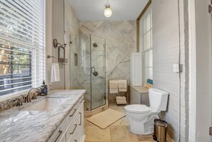 Combined shower/bathtub, hair dryer, towels - Mayor McDonough's Mansion @Troup Square Sleeps 12 (Savannah)