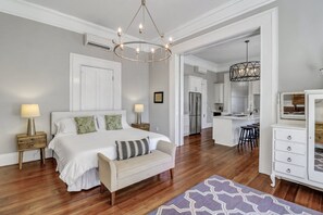 6 bedrooms, WiFi, bed sheets - Mayor McDonough's Mansion @Troup Square Sleeps 12 (Savannah)