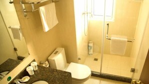 A bathroom with a toilet, sink, and shower area. - Greentree Inn Taiyuan Hanxiguan Street Wanda Mansion Shell Hotel (Taiyuan)