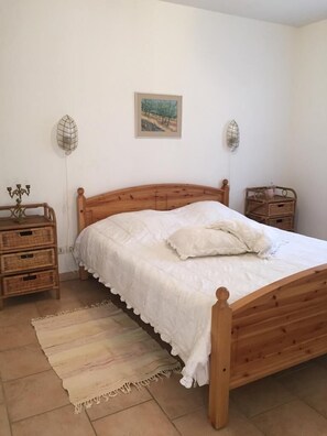 2 makuuhuonetta, silitysrauta/-lauta, ilmainen Wi-Fi, vuodevaatteet