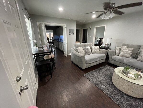 TV, table tennis - Curated Getaway near Downtown Houston (Houston)