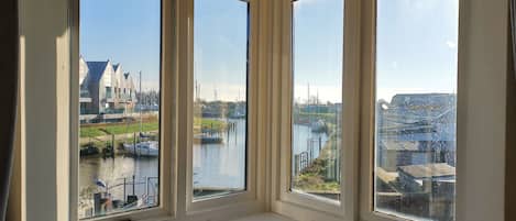 Habitación doble superior, con acceso para personas discapacitadas, baño en la habitación | Vista desde la propiedad