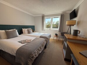 Habitación con 2 camas individuales, con acceso para personas discapacitadas, baño en la habitación | 1 habitación y wifi gratis