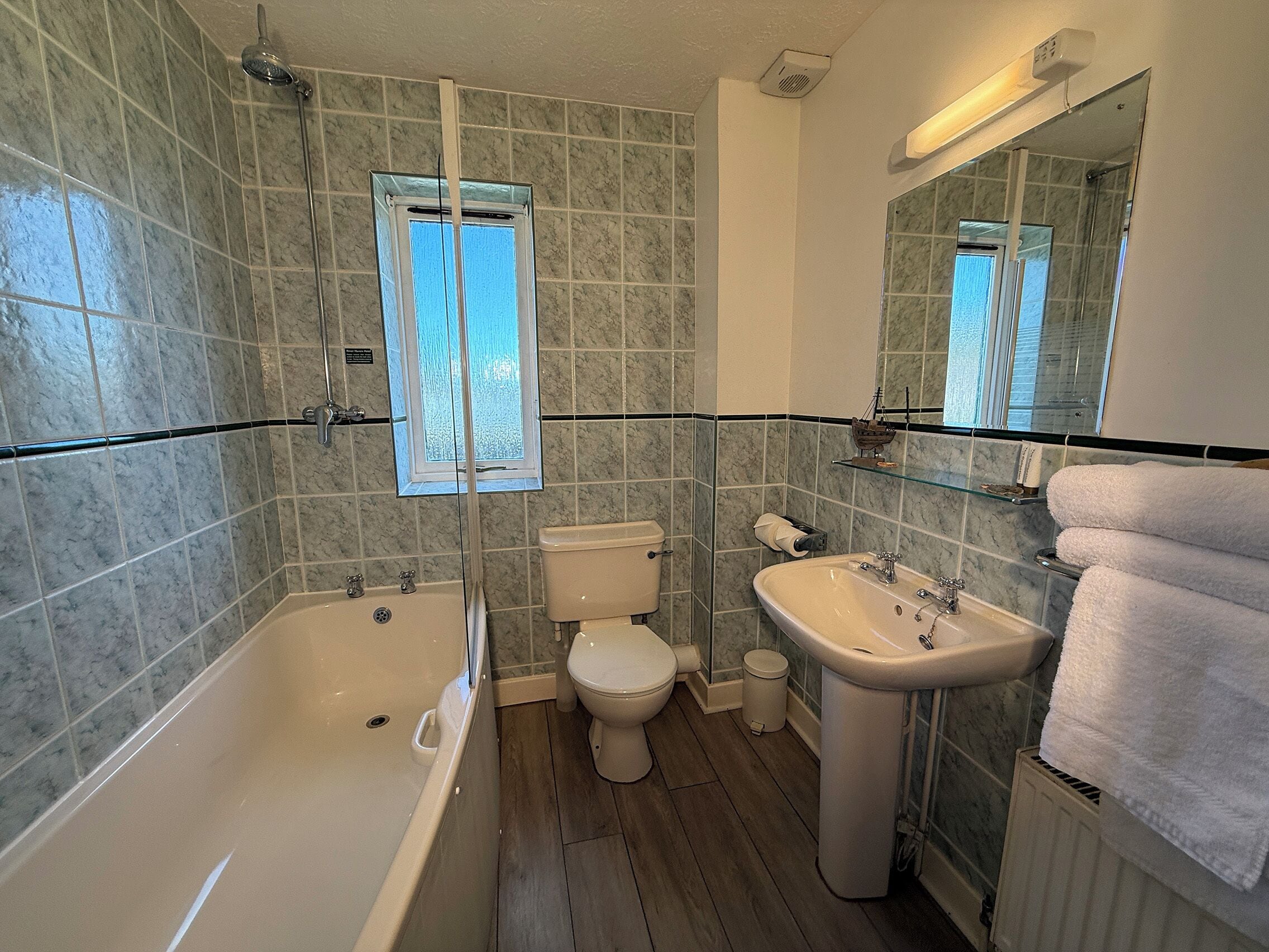 suite, accessible, ensuite (2 adults &  2 children) | bathroom