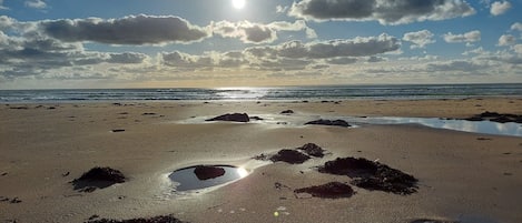 Una spiaggia nelle vicinanze, lettini da mare