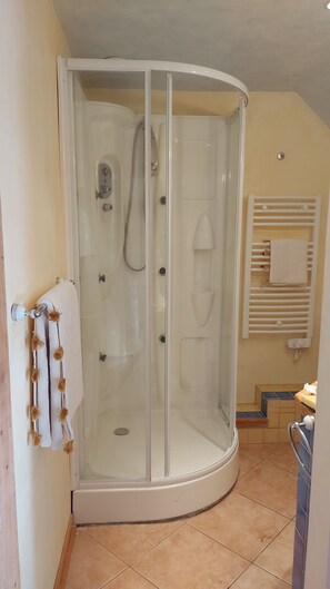 Ensemble douche/baignoire, sèche-cheveux, papier toilette