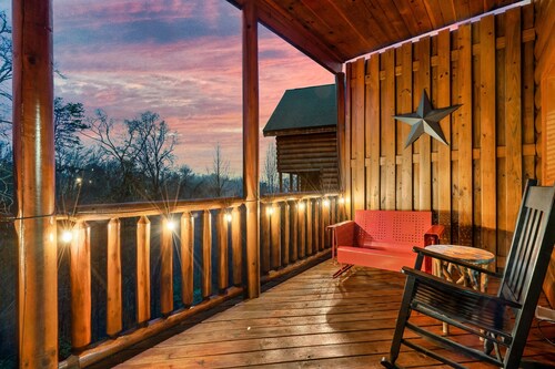 HUGE 86" THEATER w/ Stadium Seating, Hot Tub, Pool Table, Views, Resort Pool