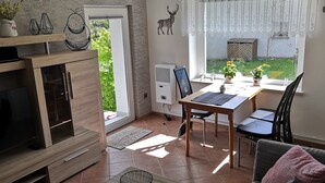 Eine moderne Küche mit Einbauofen und Essbereich mit Tisch und Stühlen.