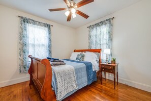 2 bedrooms, desk, iron/ironing board, free WiFi - Olde Hampton, right in the center of Hampton Roads 1 (Hampton)