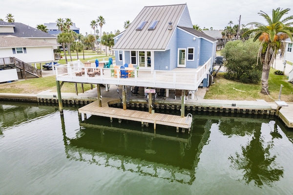 Beautiful spacious home in Jamaica Beach on main canal.