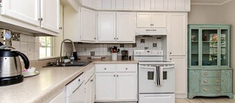 RELAXING & QUIET! Walk to Beach, Large Patio, Big Fenced Yard, Pet Friendly
