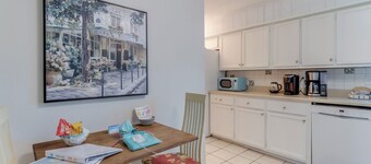 RELAXING & QUIET! Walk to Beach, Large Patio, Big Fenced Yard, Pet Friendly