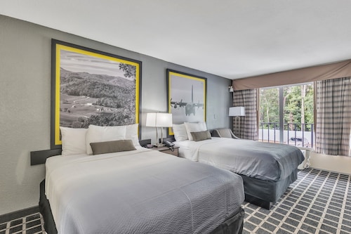 Super 8 by Wyndham Morganton