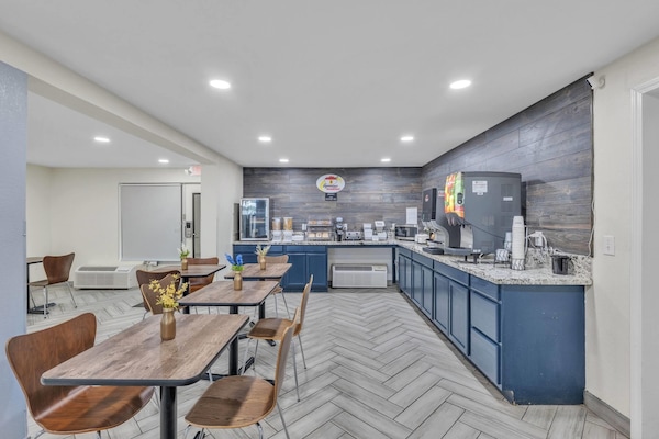 Free daily continental breakfast