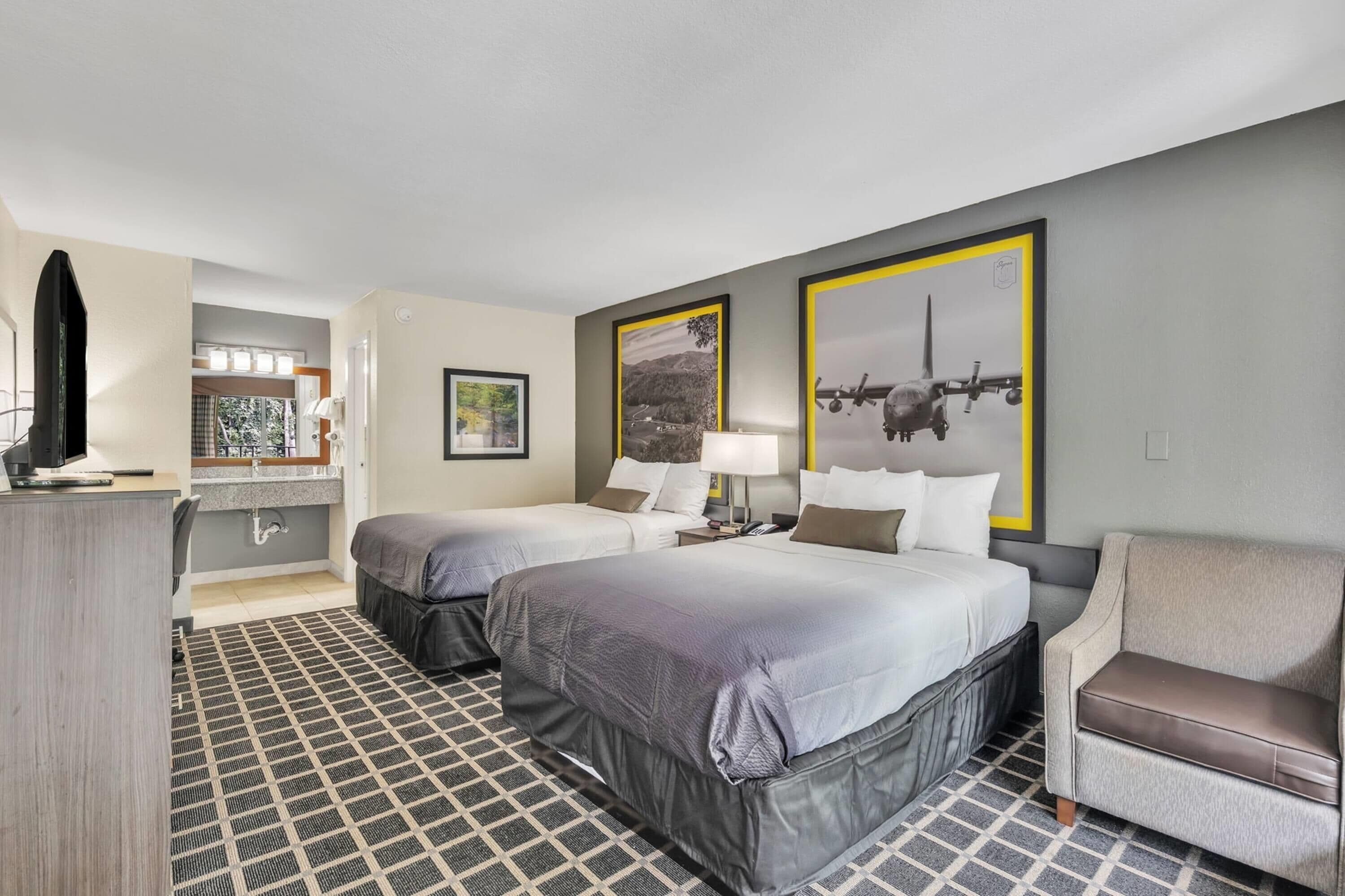 Escritorio, espacio para trabajar con un portátil, cortinas opacas