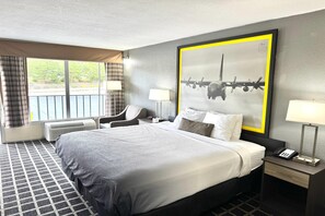 書桌、筆電工作空間、遮光布/窗簾、熨斗/熨衣板