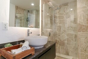 Een douche, een bubbelbad, een haardroger, handdoeken