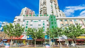A multi-story hotel with balconies and a clear blue sky. - Greenhouse Hotel, Tongji Hospital, Guangxin Road, Shanghai (Shanghai)