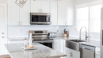 Microondas, horno, parrilla de estufa y lavavajillas