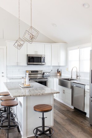 Microwave, oven, stovetop, dishwasher - Spacious Relaxing Nashville Home (Nashville)