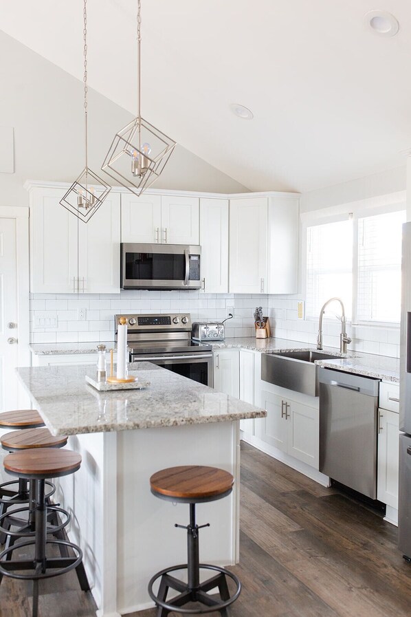 Microwave, oven, stovetop, dishwasher - Spacious Relaxing Nashville Home (Nashville)