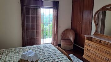 3 habitaciones, tabla de planchar con plancha y cuna de viaje