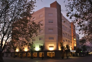 Front of property – evening/night - Hotel Le Cinque Güemes (Mar del Plata)