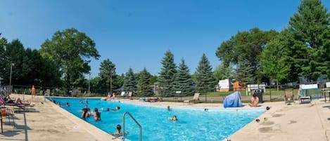 Piscine extérieure (ouverte en saison)