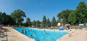 Una piscina al aire libre de temporada